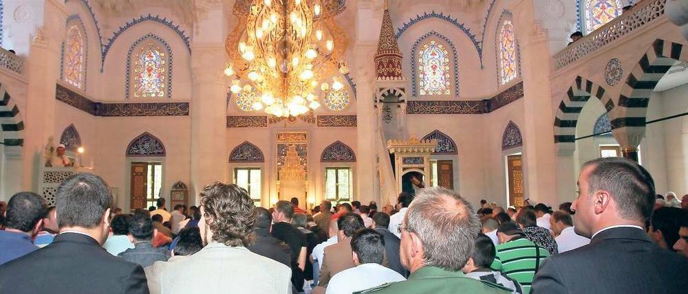 Wandel durch Annäherung. Beim Freitagsgebet in der Sehitlikmoschee in Berlin-Neukölln: eine Szene aus dem Jahr 2008 mit Polizeidirektor Gary Menzel und Bekir Yilmaz, dem Präsidenten der Türkischen Gemeinde zu Berlin (re.). 