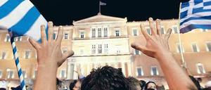 Dagegen. Wütende Griechen demonstrieren vor dem Parlamentsgebäude in Athen. Die gespreizten Finger gelten in Griechenland als Beleidigung.