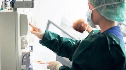 Bis zur Erschöpfung. Mit tausenden Überstunden arbeiten derzeit alle zur Verfügung stehenden Kräfte Tag und Nacht, um der Seuche Herr zu werden. Die betroffenen Kliniken und Labore fordern zusätzliche Mitarbeiter und Experten aus ganz Deutschland an.