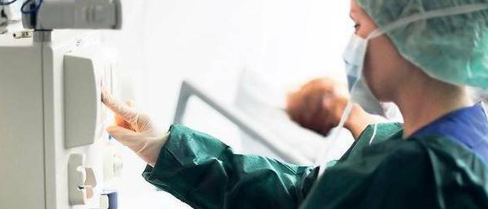 Bis zur Erschöpfung. Mit tausenden Überstunden arbeiten derzeit alle zur Verfügung stehenden Kräfte Tag und Nacht, um der Seuche Herr zu werden. Die betroffenen Kliniken und Labore fordern zusätzliche Mitarbeiter und Experten aus ganz Deutschland an.