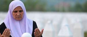 Die muslimische Bosnierin Hatidza Mehmedovic trauert nahe Srebrenica um ihren Mann und ihre beiden Söhne.