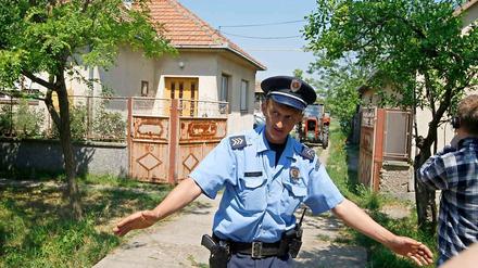 Kein Zugang. Ein Polizist steht in dem Ort Lazarevo vor dem Tor des Hauses, in dem Ratko Mladic festgenommen wurde.