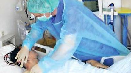 Im Dauereinsatz. Ärzte und Pfleger in norddeutschen Kliniken, wie hier im Hamburger Marienkrankenhaus, arbeiten derzeit rund um die Uhr.