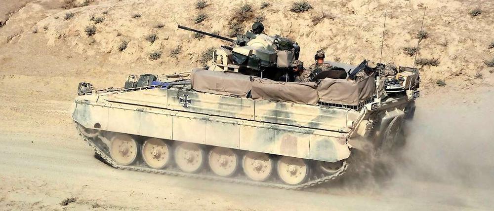 Bundeswehrsoldaten fahren in einem Marder-Panzer im Einsatz bei Char Darah in der Provinz Kundus in Afghanistan.