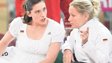 Barbara Rittner, 38, (Foto rechts neben Andrea Petkovic) gewann während ihrer aktiven Zeit zwischen 1989 und 2004 zwei Turniere im Einzel und 1992 mit Steffi Graf den Fed-Cup. Seit 2005 betreut sie das Fed-Cup-Team des Deutschen Tennis Bundes. Foto: Reuters
