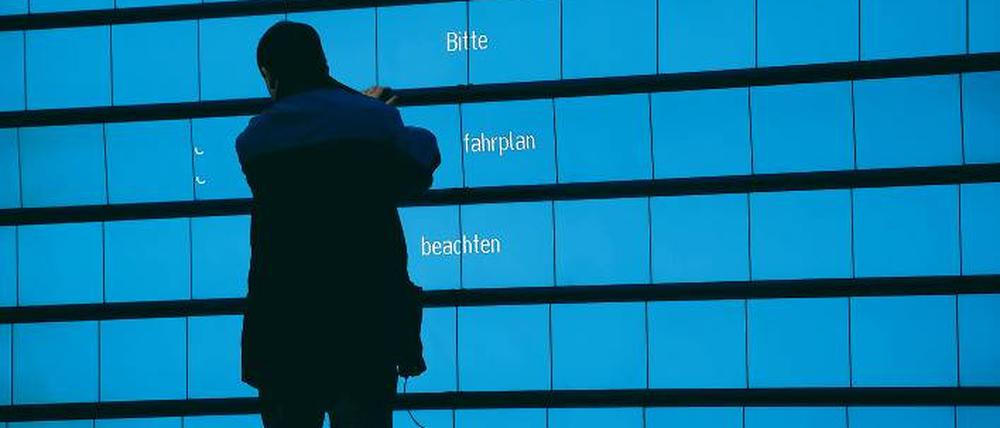 Alle mal herschauen. Bei den Anzeigetafeln im Bahnhof darf sich der Fahrgast nur manchmal wundern. Im Internet ist der Datenfluss bei der Bahn öfter mal kurios. Foto: dpa