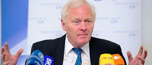 Reinhard Burger, Chef des Robert-Koch-Instituts bei einer Pressekonferenz.