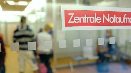 Patienten stehen in Hamburg in der Notaufnahme eines Krankenhauses an.