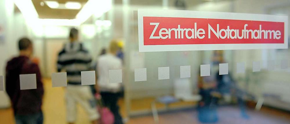 Patienten stehen in Hamburg in der Notaufnahme eines Krankenhauses an.