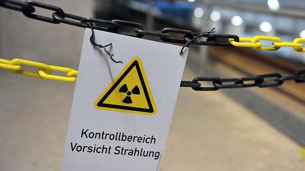 Ein an einer Kette befestigtes Schild warnt vor Strahlung im atomaren Zwischenlager in Gorleben. 