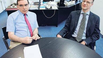 Ortstermin in der Charité. Ulrich Frei, 63, (l.) ist Experte für Nierenkrankheiten sowie Innere Medizin und Ärztlicher Direktor der Charité Berlin. Hans-Jörg Epple (47) arbeitet als Oberarzt für Darm- und Infektionskrankheiten auf dem Campus Benjamin Franklin. 