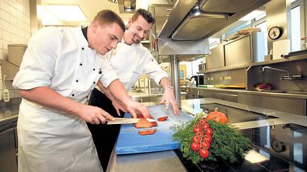 Das richtige Brett. Bio-Köche müssen nicht nur Bio kochen können. Sie lernen auch, das man das konventionelle Gemüse und Fleisch nicht auf derselben Unterlage schneiden darf wie die Bio-Produkte. Foto: dpa