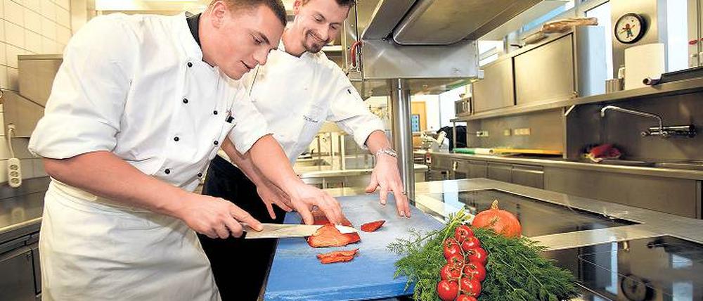 Das richtige Brett. Bio-Köche müssen nicht nur Bio kochen können. Sie lernen auch, das man das konventionelle Gemüse und Fleisch nicht auf derselben Unterlage schneiden darf wie die Bio-Produkte. Foto: dpa
