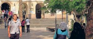 Unter Palmen. Polizei und nationale Sicherheit mussten sich vom Gelände der Uni Kairo zurückziehen. 