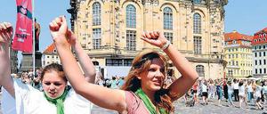 Lockerlassen. Kirchentagsbesucherinnen am Freitag in Dresden auf dem Neumarkt vor der Frauenkirche. 