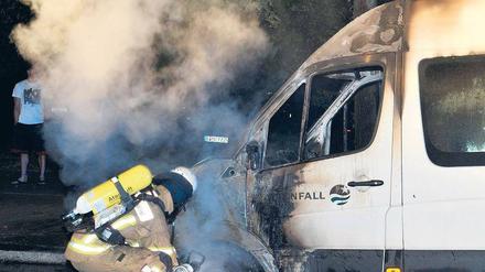 Schlimmeres verhindert. Die Feuerwehr löschte den Transporter. Auf seiner Ladefläche lagen Gasflaschen. Foto: Andreas Markus