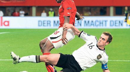 Letzter Einsatz. Philipp Lahm will auch das letzte Spiel dieser Saison in der EM-Qualifikation gewinnen – und dann endlich in den Urlaub.
