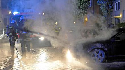 In der Solinger Straße in Moabit brannte in der Nacht zu Mittwoch ein Audi.
