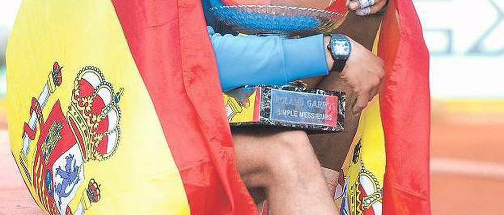Der alte und neue König von Paris. Rafael Nadal posiert nach seinem sechsten Erfolg bei den French Open für die Fotografen.