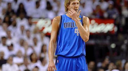 Dirk Nowitzki nachdenklich: Mit seinen Mavericks hat der Deutsche nicht nur Spiel eins der Finalserie gegen Miami verloren, sondern sich dabei auch noch am linken Mittelfinger verletzt.