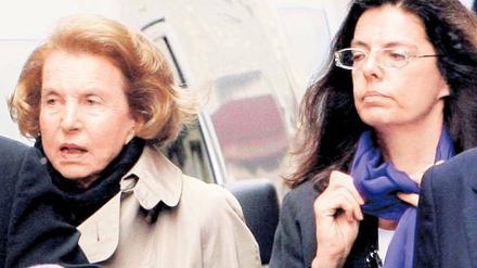 Familienverhältnisse. Liliane Bettencourt mit ihrer Tochter Francoise Bettencourt-Meyers im Juli 2007 in Paris Foto: AFP