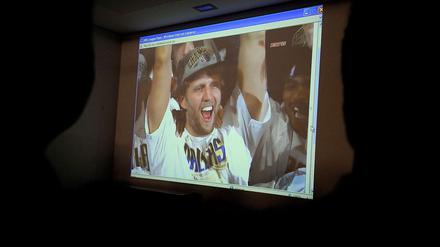 Bilder der Nacht, für Fans gemacht: Nach seinem NBA-Sieg wird Dirk Nowitzki auch in Deutschland massentauglich - in unzähligen Übertragungen bundesweit.