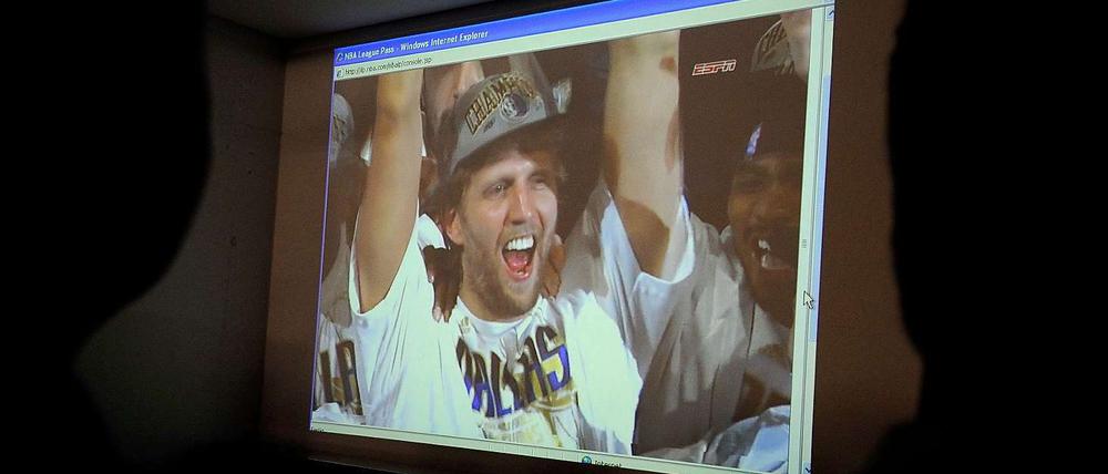 Bilder der Nacht, für Fans gemacht: Nach seinem NBA-Sieg wird Dirk Nowitzki auch in Deutschland massentauglich - in unzähligen Übertragungen bundesweit.