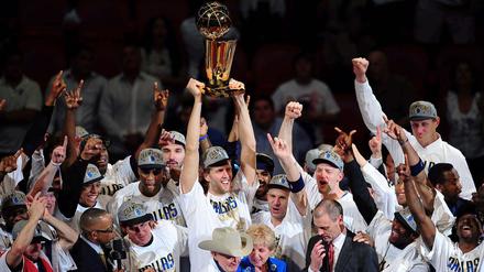Dirk Nowitzki und die Dallas Mavericks haben es geschafft und den Meistertitel in der NBA geholt. Nowitzki ist der erste deutsche Basketballer, dem das gelingt.