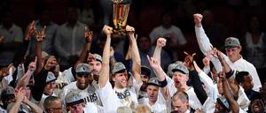 Dirk Nowitzki und die Dallas Mavericks haben es geschafft und den Meistertitel in der NBA geholt. Nowitzki ist der erste deutsche Basketballer, dem das gelingt.