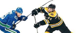 Wir gegen uns. Die Nationalmannschaftskollegen Christian Ehrhoff (links) von den Vancouver Canucks und Dennis Seidenberg von den Boston Bruins stehen sich gerade in der Endspiel-Serie gegenüber, derzeit steht es 2:2 nach Siegen.
