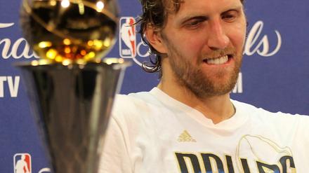 Glückliches Ende einer langen Reise. Es gibt wohl wenige Sportler, denen man den ganz großen Triumph so sehr gönnt wie Dirk Nowitzki.