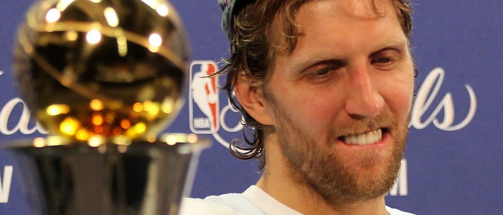 Glückliches Ende einer langen Reise. Es gibt wohl wenige Sportler, denen man den ganz großen Triumph so sehr gönnt wie Dirk Nowitzki.