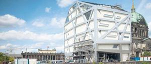 Den Blick verstellt. Die Humboldt-Box wirkt wie ein Fremdkörper im historischen Zentrum der Stadt. Vom Dach des Stahlbaus aus werden Besucher die Bauarbeiten auf der Schlossbaustelle beobachten können.