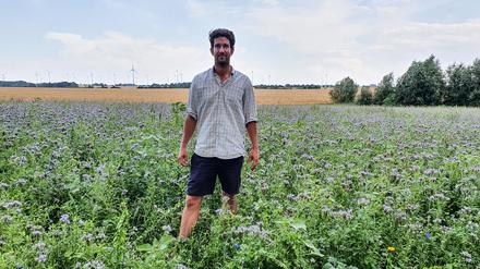 Der Landwirt Rudolf Hammerschmidt ist zwar dankbar für Regen, doch während der Erntezeit kommt der Niederschlag unpassend.