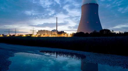 Atomwende. Die Koalition hat beschlossen, dass acht Meiler sofort stillgelegt werden. Die neun verbleibenden sollen bis 2022 vom Netz. Doch die Debatte geht weiter. 