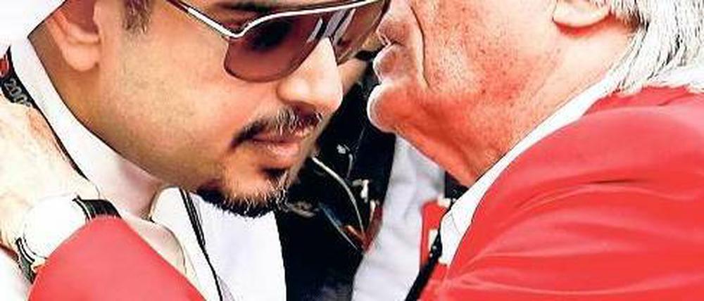 Kontaktpflege. Vor zwei Jahren verstand sich Bernie Ecclestone noch sehr gut mit Bahrains Kronprinz Scheich Salman bin Hammad. Foto: dpa