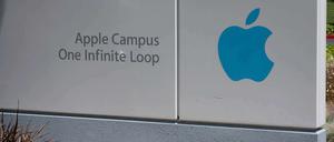 Ganz ohne kleines i am Anfang - das Firmenschild an der Apple-Zentrale