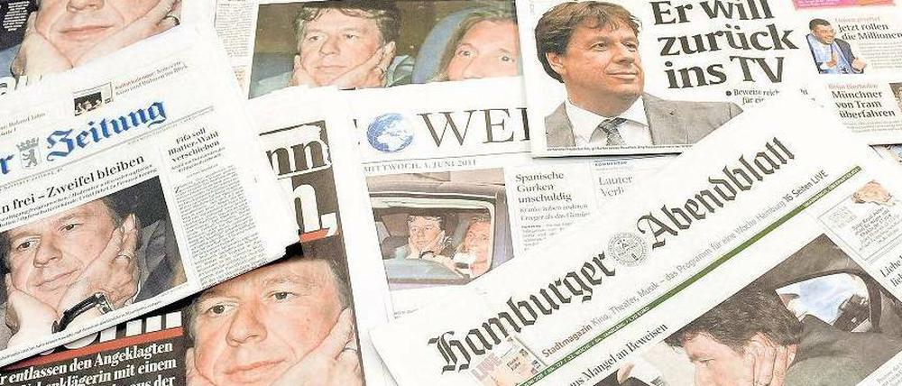 Die fiesen Medien. Titelseiten von Zeitungen am Tag nach dem Freispruch. Kachelmann klagt die Boulevardpresse an.
