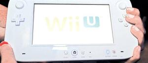 Mit dem großen Display sieht der Controller der „Wii U“ wie ein Tablet-PC aus. Mit der neuen Konsole kann mit und ohne Fernseher gespielt werden. Foto: AFP