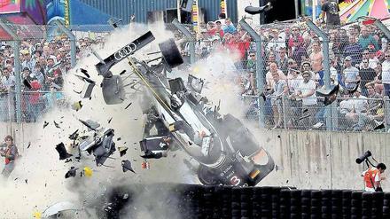 Das war knapp. Der Audi von Allan McNish flog kurz nach dem Rennstart in die Reifenstapel – dahinter standen Fotografen und Streckenposten, die unverletzt blieben. 