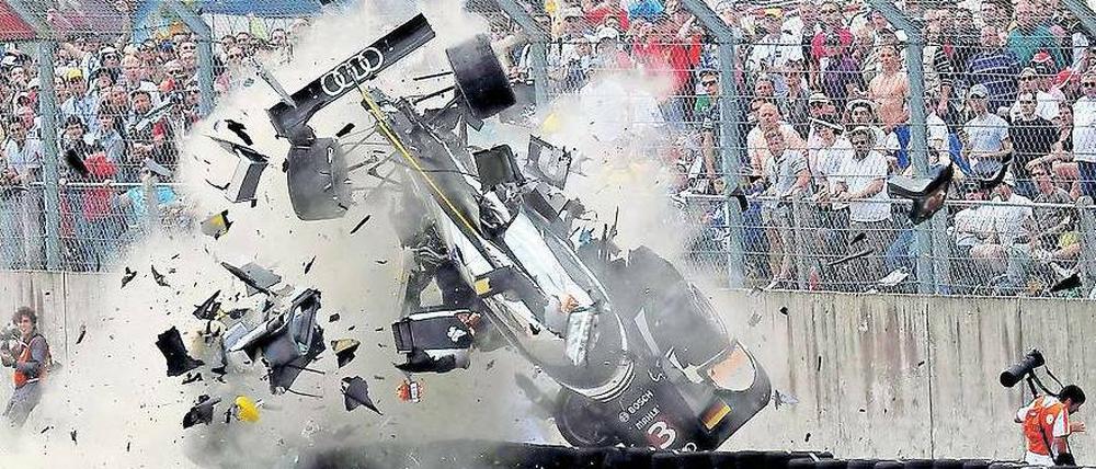Das war knapp. Der Audi von Allan McNish flog kurz nach dem Rennstart in die Reifenstapel – dahinter standen Fotografen und Streckenposten, die unverletzt blieben. 