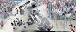 Das war knapp. Der Audi von Allan McNish flog kurz nach dem Rennstart in die Reifenstapel – dahinter standen Fotografen und Streckenposten, die unverletzt blieben. 