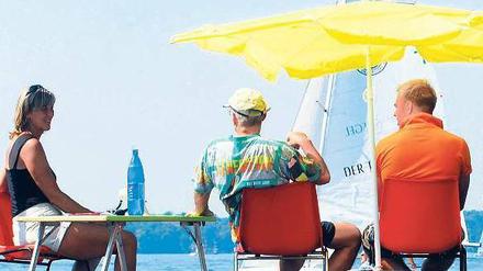 Auf dem Steg. Das Wasser ist der perfekte Ort, um einen Sommertag oder lauen Abend zu verbringen.