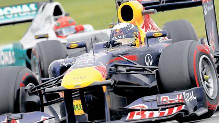 Vorgänger jagt Nachfolger. Zehn Runden vor Ende hing Rekordweltmeister Schumacher im Heck von Weltmeister Vettel. 