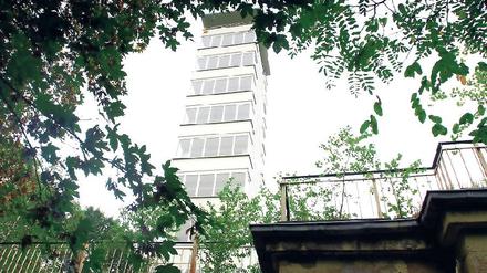 Stattlich, aber rott. Der Müggelturm ist 30 Meter hoch. Er wurde von 1959 bis 1961 nach einem Entwurf der Kunsthochschule Weißensee errichtet. Zuvor war der hölzerne Vorgängerbau abgebrannt. Für einen Euro kann man rauf, Karten gibt’s am Kiosk.