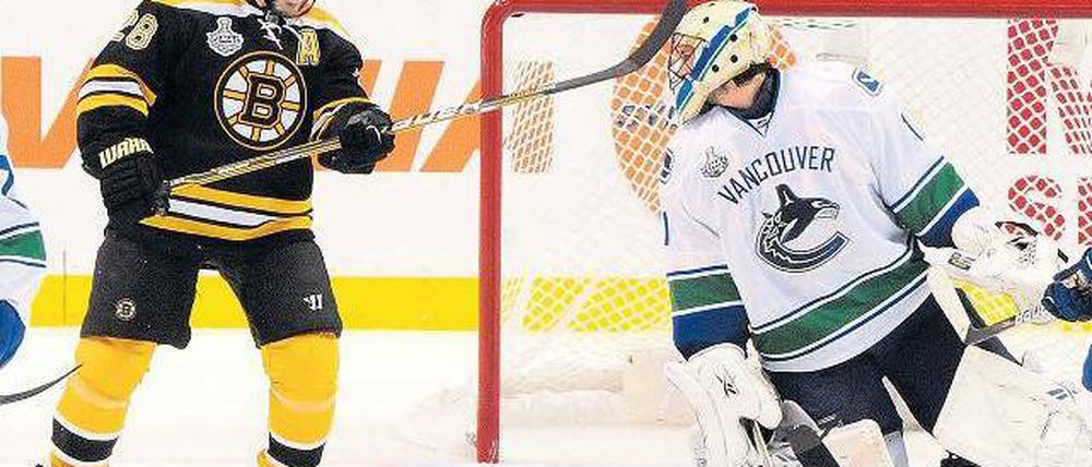 Trauriger Schulterblick. Luongo (r.) kann in der Finalserie nicht überzeugen.Foto: dpa