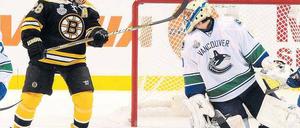 Trauriger Schulterblick. Luongo (r.) kann in der Finalserie nicht überzeugen.Foto: dpa