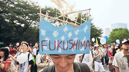 100 Tage nach dem Erdbeben am 11. März wurde auch in Tokio gegen Atomkraft demonstriert.