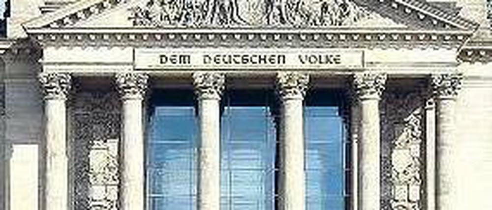 Im Visier? Das Reichstagsgebäude in Berlin soll angeblich Terrorziel sein. Foto: dpa