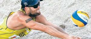Einsatz über der Sandnarbe. Julius Brink überzeugt bei der WM in Rom. Foto: dpa
